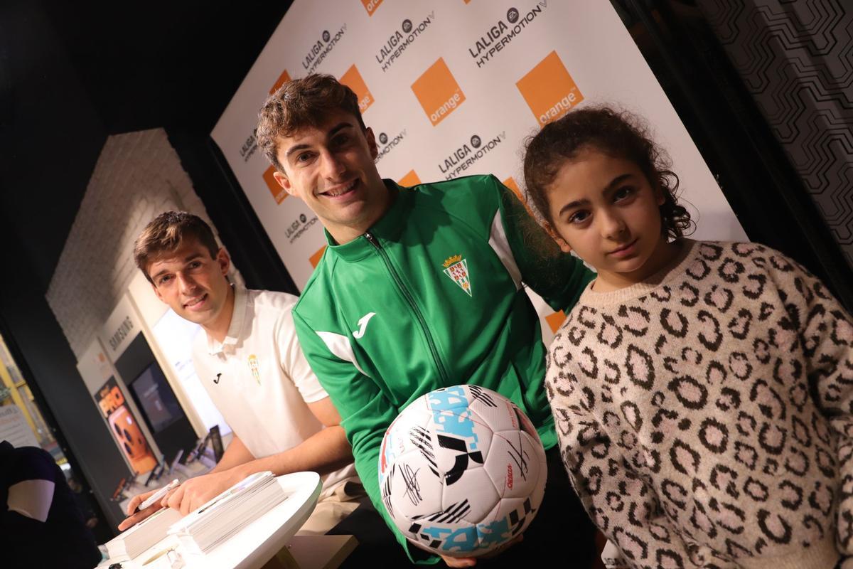 La firma de autógrafos de Iker Álvarez y Mikel Goti, en imágenes