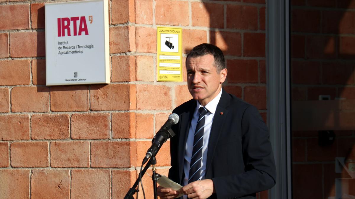 El conseller de Agricultura, Ramaderia, Pesca i Alimentació de la Generalitat catalana, Òscar Ordeig, durante una comparecencia frente a la sede de IRTA-CReSA