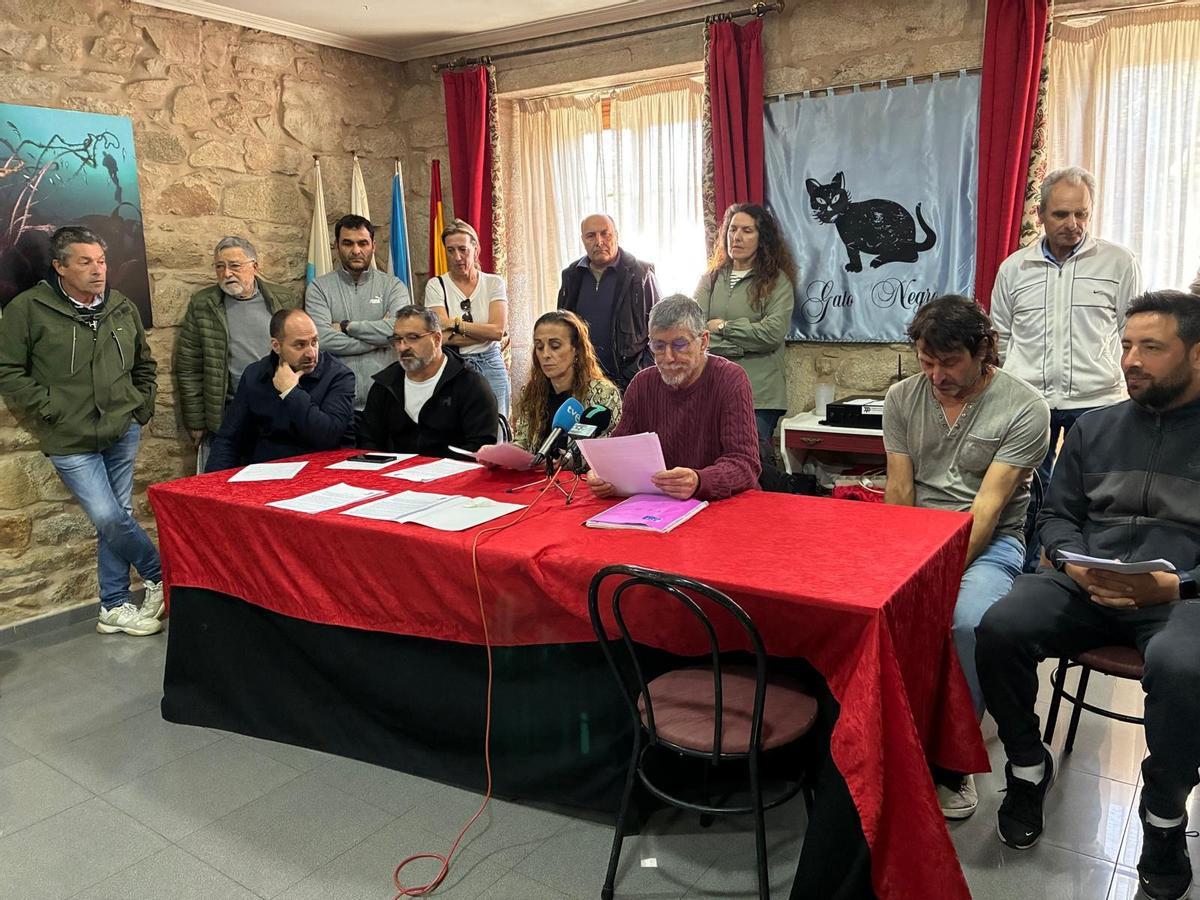 Representantes de las entidades firmantes de las alegaciones esta mañana en Carril.