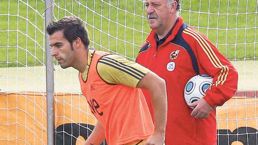 Álvaro Negredo, con Vicente del Bosque, durante el entrenamiento matinal de ayer en Las Rozas