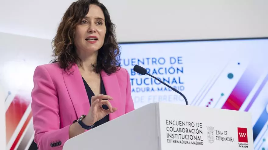 Ayuso asegura que su pareja ha sido "agredida" por un cámara