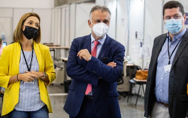 Visita de Ángel Víctor Torres al centro de rastreadores en el Recinto Ferial de Santa Cruz de Tenerife