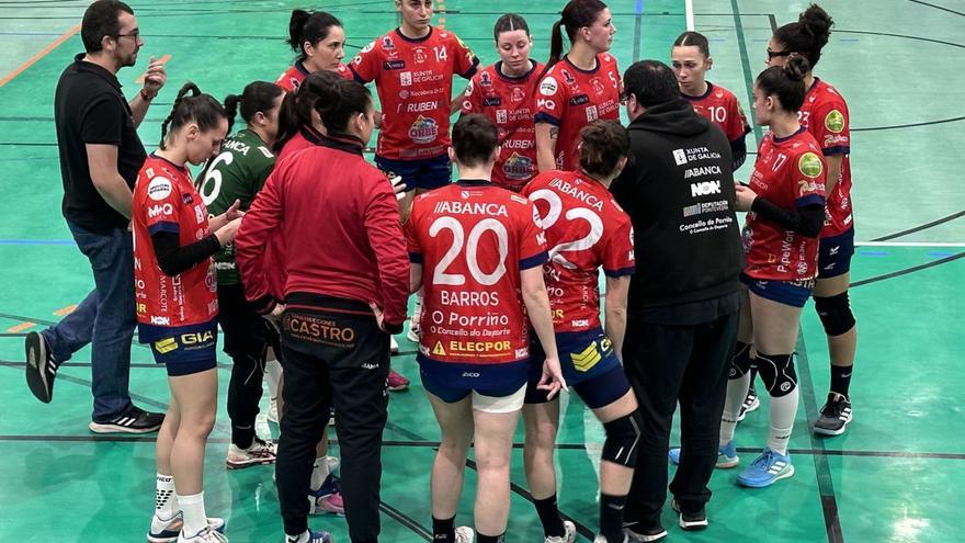 Las jugadoras del Porriño, durante un tiempo muerto. // FDV