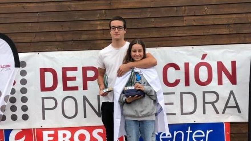 Pedro Cordeiro y Lindia Pousa con sus trofeos. |  // FDV