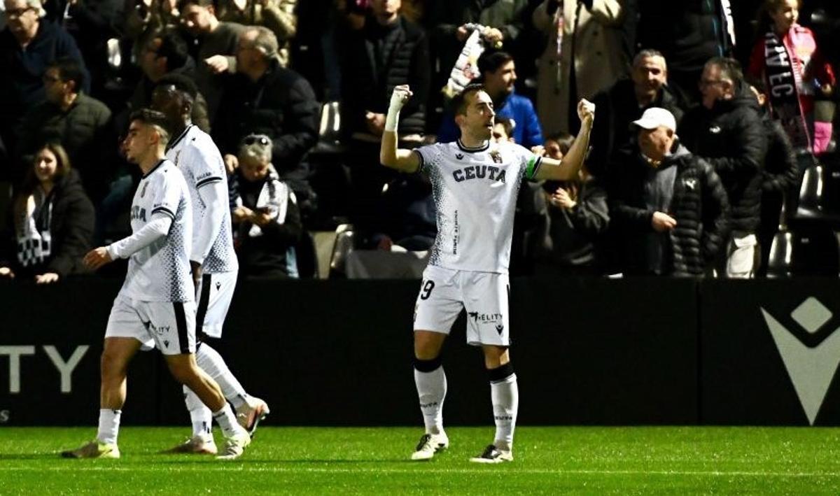 Rubén Díez celebra un gol con el Ceuta en esta temporada.