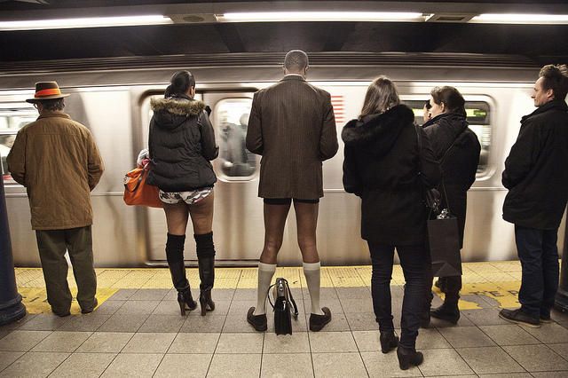 Sesenta ciudades de veinticinco países, entre ellas Madrid, Barcelona y Valencia, se han ido sumando al Día Sin Pantalones en el Metro