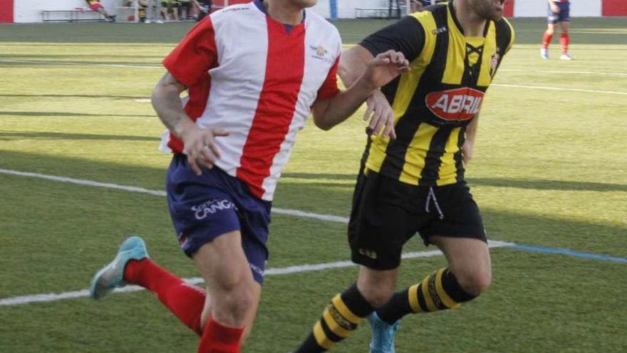 Jesús Varela, del Rápido de Bouzas, es uno de los fijos en la defensa aurinegra. // Santos Álvarez