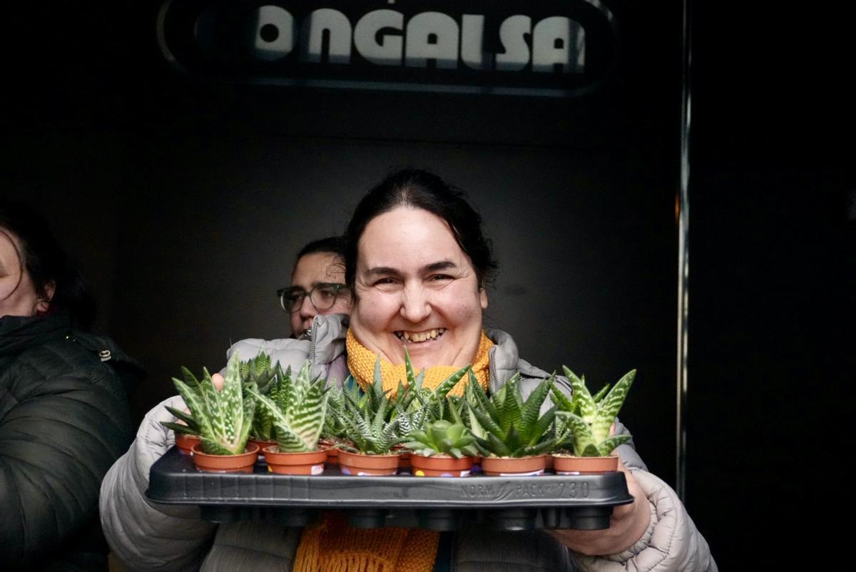 Usuarias de Ambar entregaron plantas aos traballadores de Congalsa.