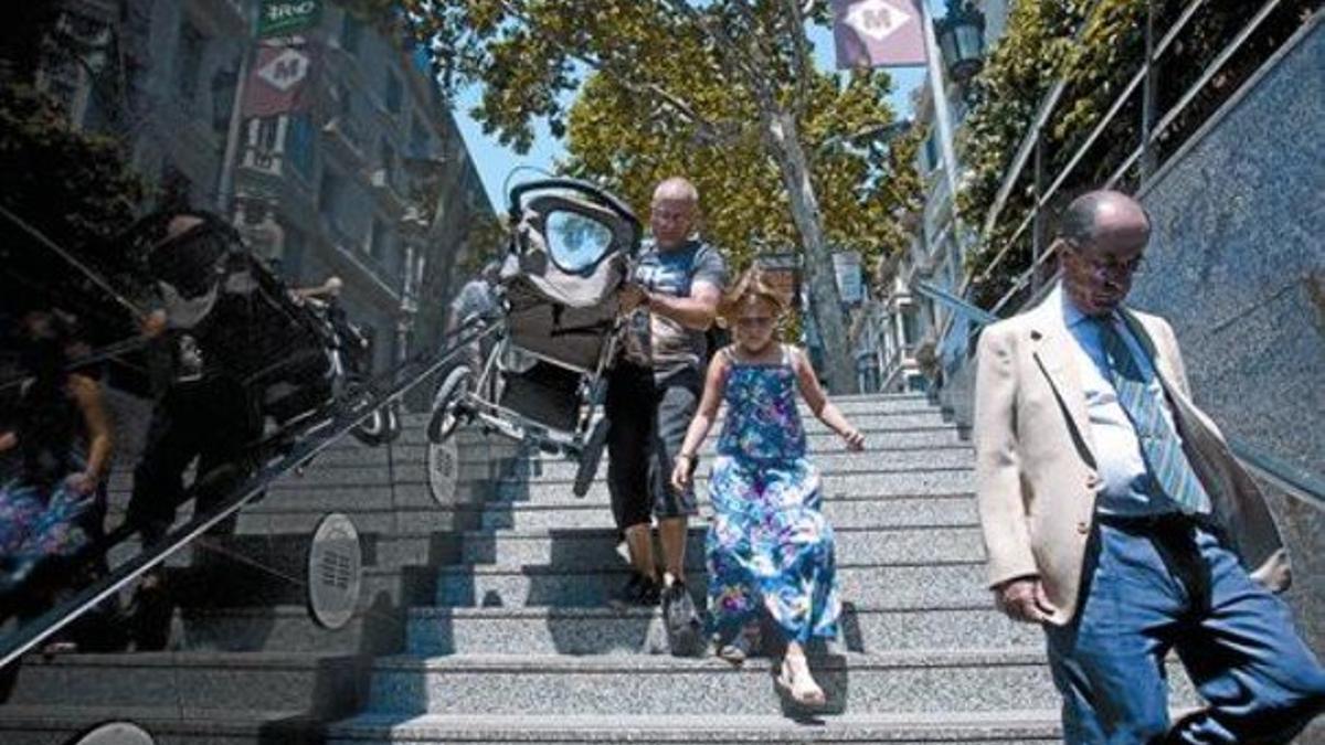 Escaleras fijas en una de las entradas de la estación de Rodalies y media distancia de Passeig de Gràcia, ayer.