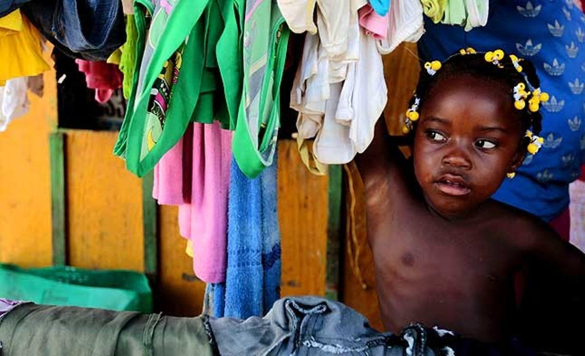 Una nena mira el municipi inundat de Boques de la Larga a la província de Chocó (Colòmbia).
