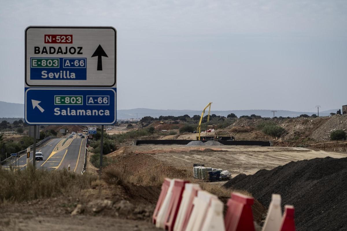 Obras en la carretera que une Cáceres y Badajoz, en una imagen de archivo.