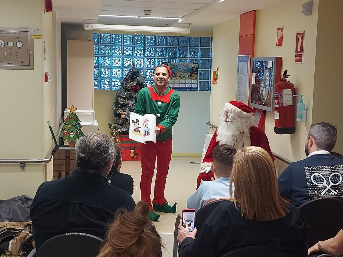 La visita de Papá Noel al Hospital de Cabueñes de Gijón, en imágenes