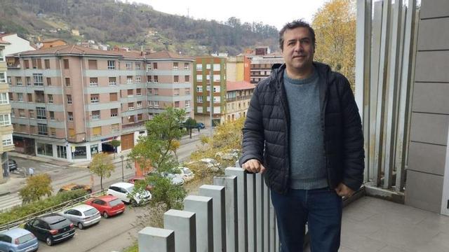 Adolfo Fernández, nes instalaciones del CINN, con L'Entregu a les sos espaldes. | M. Á. G.
