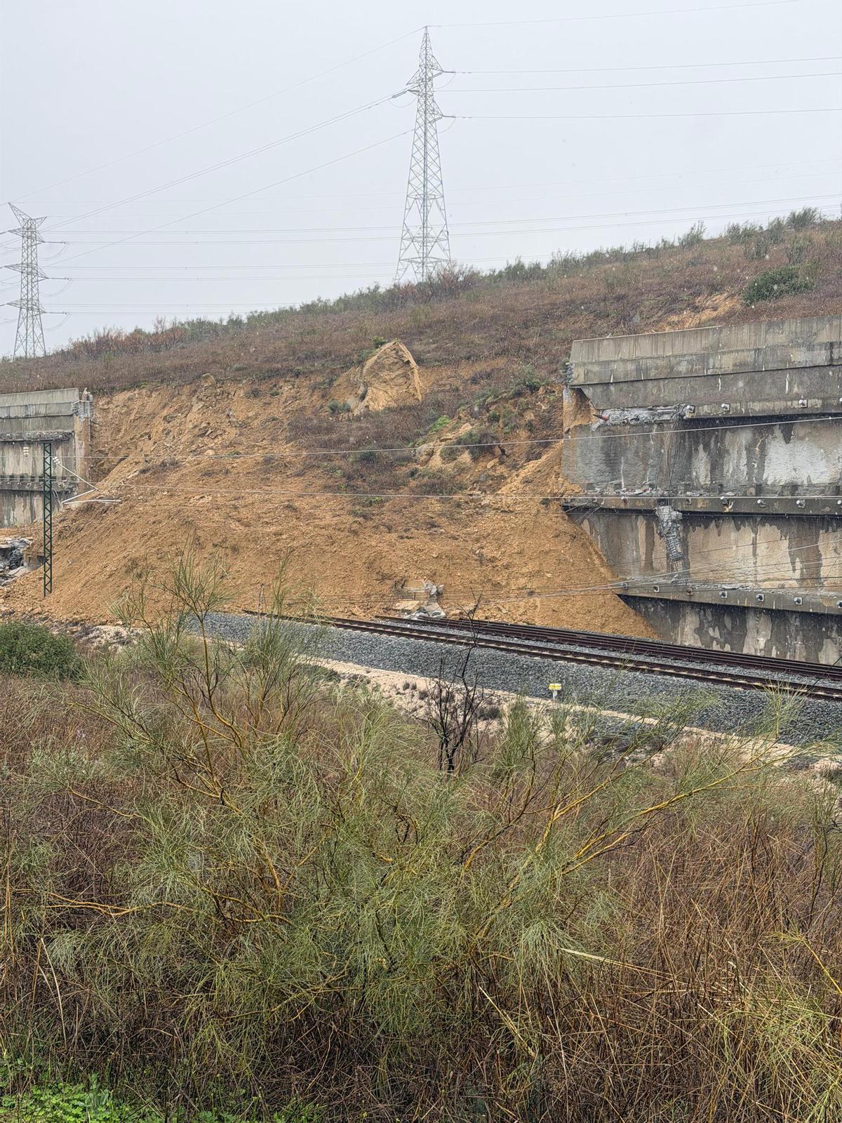 Desprendimiento que ha originado el corte de la vía.