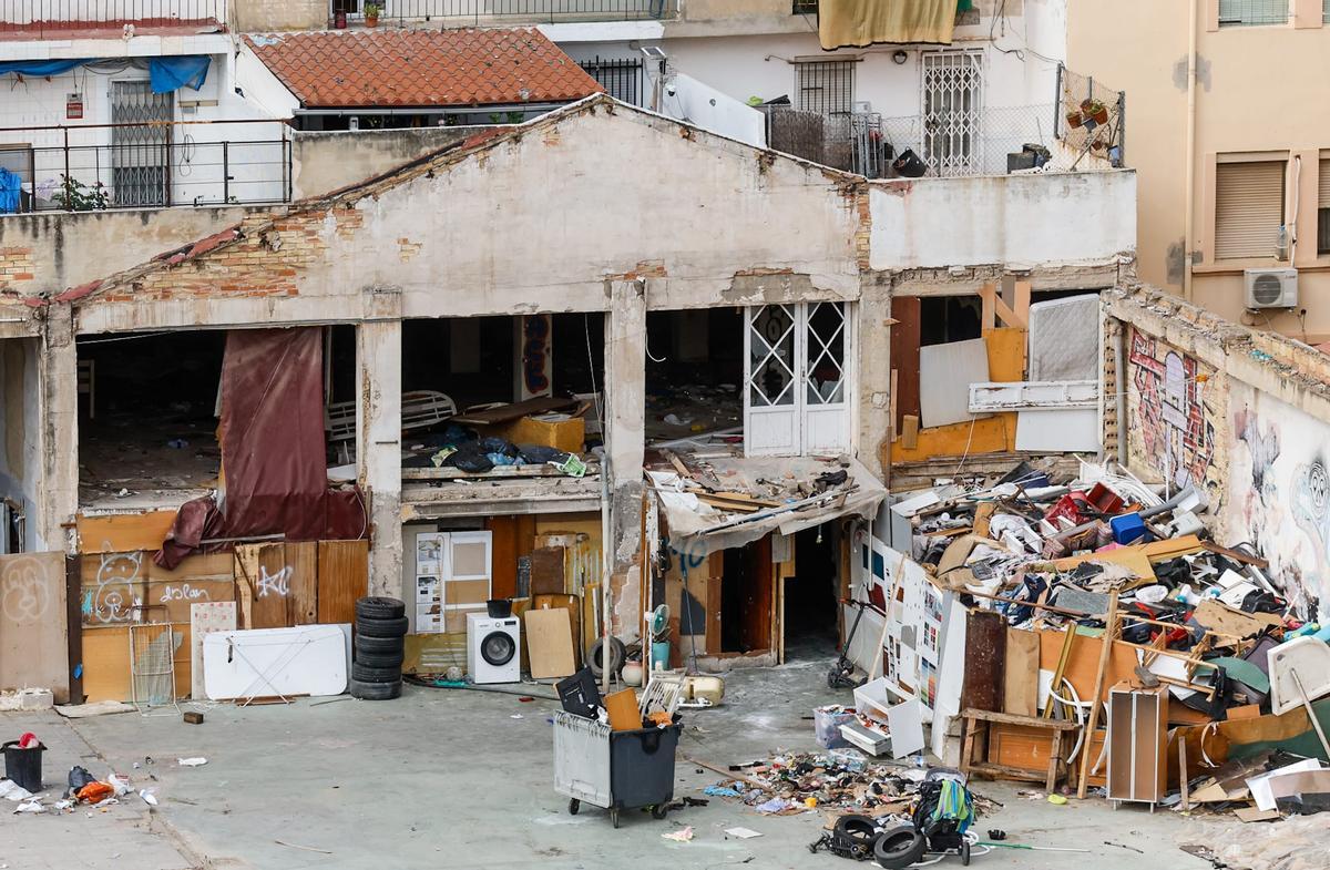 La (mala) vida sigue entre basuras en la calle Picayo de València: un corte de pelo en la inmundicia
