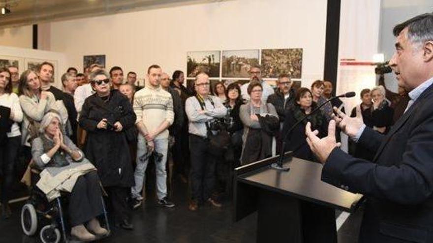 La presència de Gervasio Sánchez va provocar molt interès ahir a la tarda al Museu de la Pell d&#039;Igualada