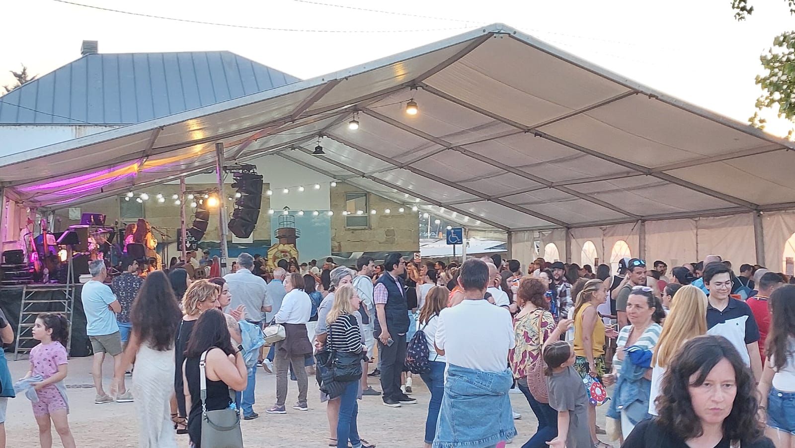 Ambientazo en las playas y plazas llenas para celebrar la noche meiga