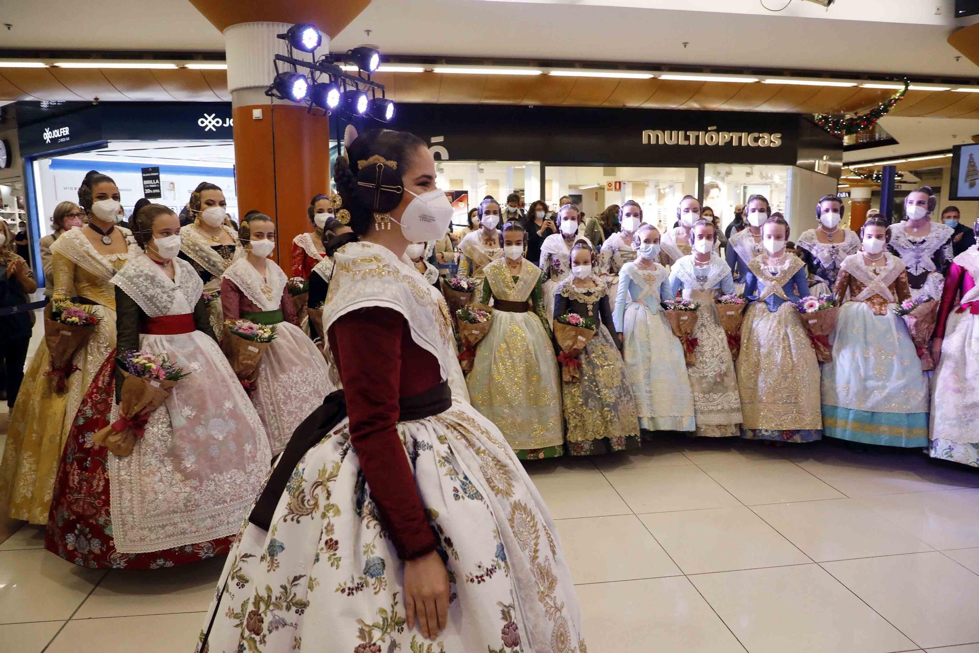 Las Falleras Mayores encienden las luces de navidad de Nuevo Centro