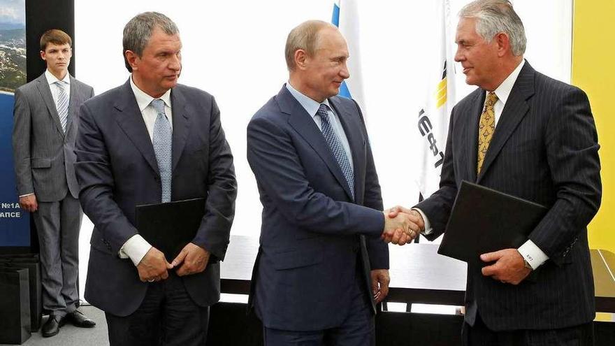 Tillerson estrecha la mano de Putin durante la firma en Moscú, en junio de 2012, de un acuerdo de alianza entre Exxon Mobile y la petrolera estatal rusa Rosneft. // Reuters