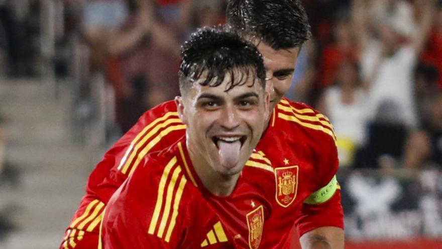 Pedri, celebra uno de sus goles, durante el partido de la Selección española contra Irlanda del Norte. |  // FRANCISCO UBILLA