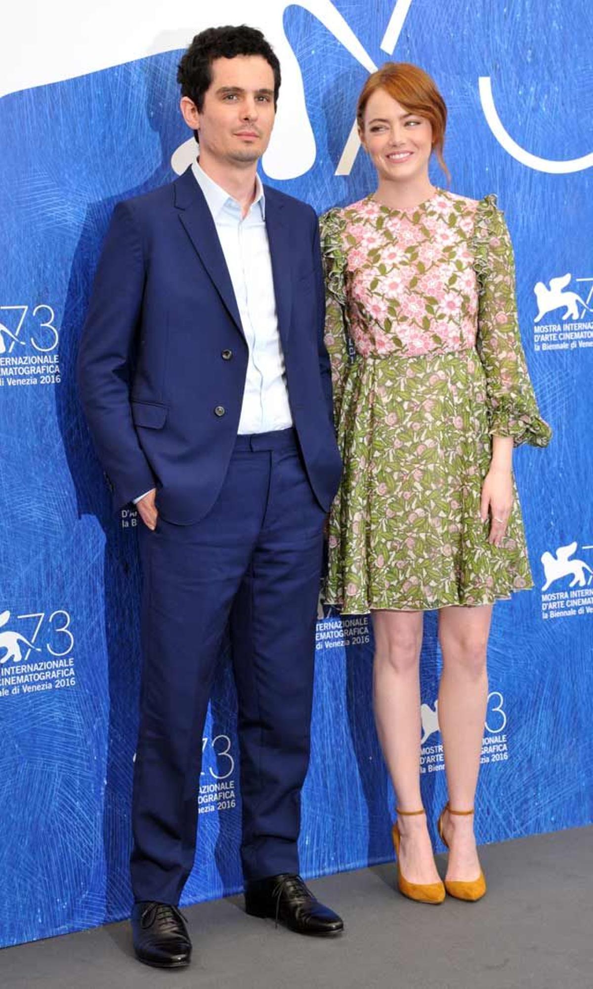 Emma Stone y Damien Chazelle en el estreno de La La Land.