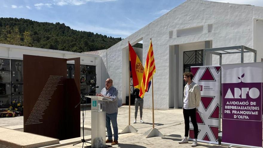 Oliva commemora l’aniversari de la Segona República amb un acte al cementeri