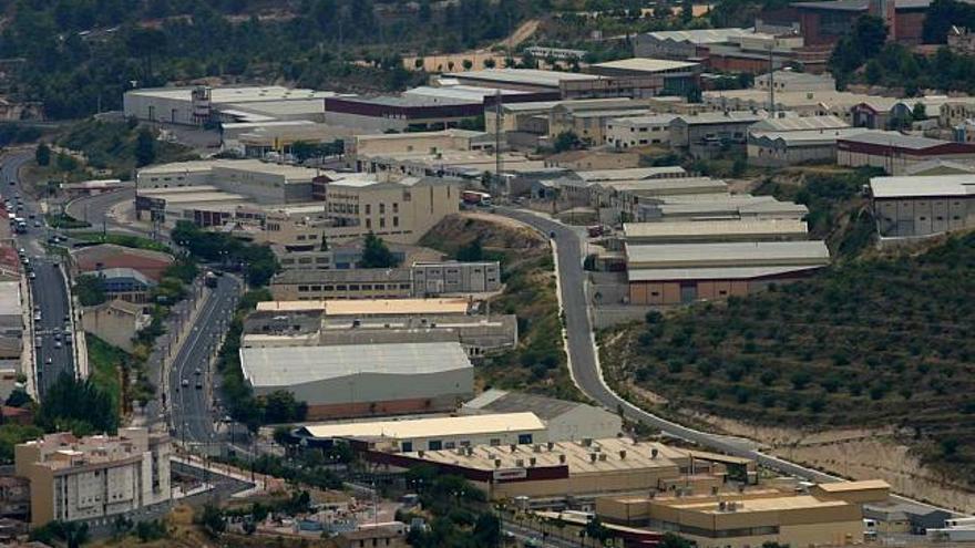 Imagen de una zona industrial de Alcoy, municipio que, por su tamaño, encabeza la pérdida de empleo.