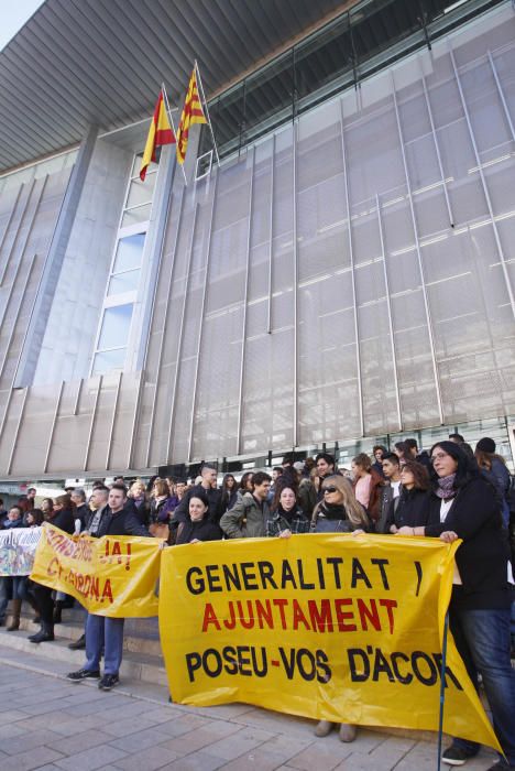 Protesta per reclamar el conserge a l'Escola d'Adults