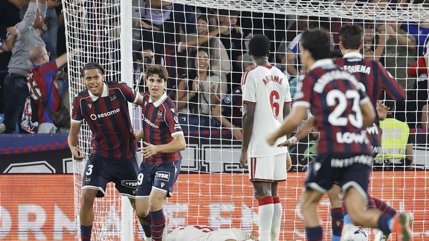 El interminable descuento arrebata dos veces la victoria al Sevilla ante el Levante (3-3)