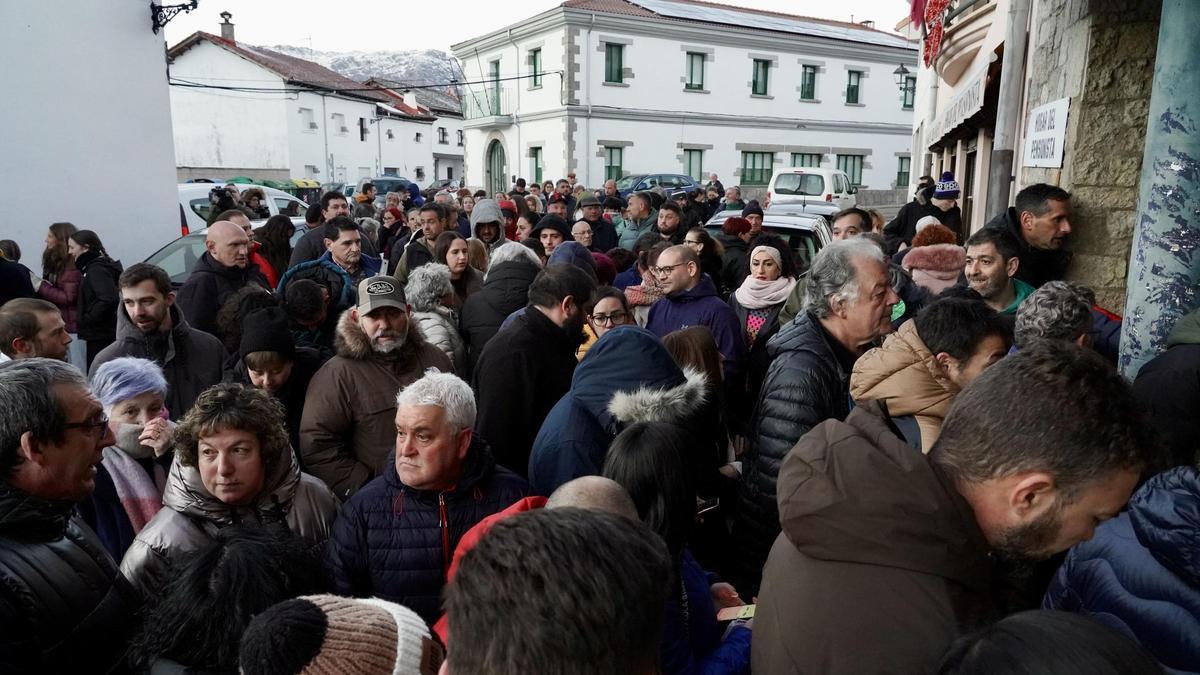 Los vecinos de Villamanín (León) acuden a la reunión convocada para conocer lo ocurrido con los diez décimos del Gordo no consignados.