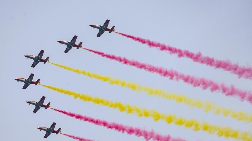 Aviones y helicópteros militares y civiles y paracaidismo acrobático en mayo en San Javier