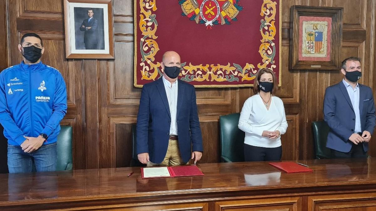 El presidente del CV Teruel, Carlos Ranera, y la alcaldesa, Emma Buj, en el centro, durante la firma.