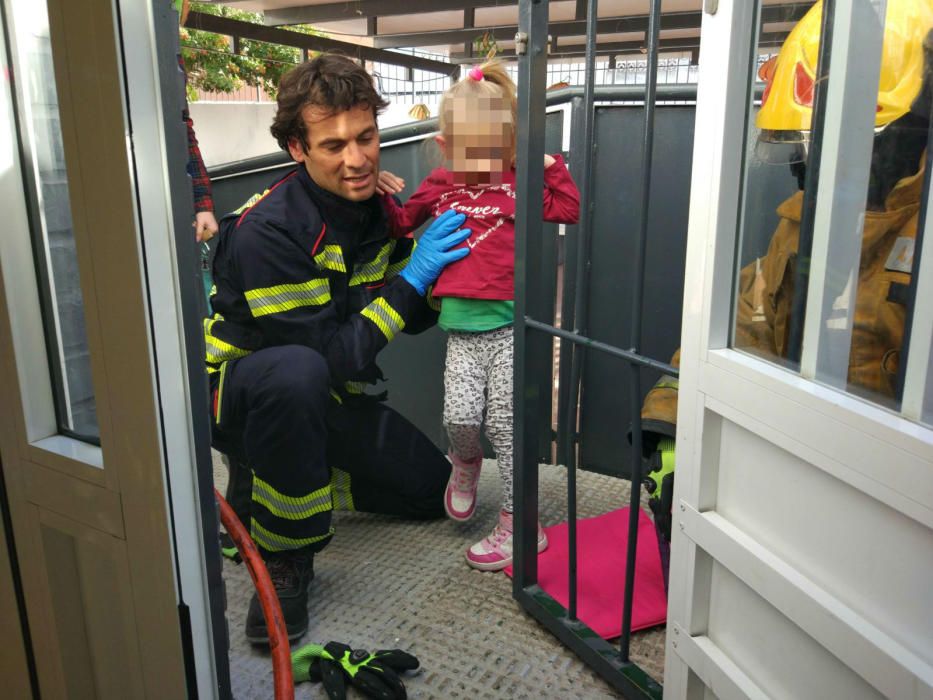 Rescatan a una niña con la cabeza atrapada entre los barrotes de una reja en un colegio de Torrevieja