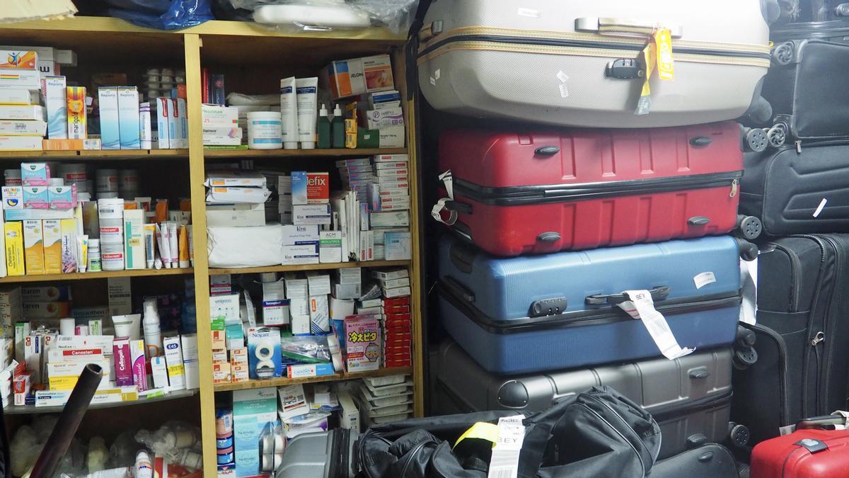 En el almacén de Medonations, se acumulan maletas que han llegado a Beirut con fármacos para paliar la escasez de medicamentos