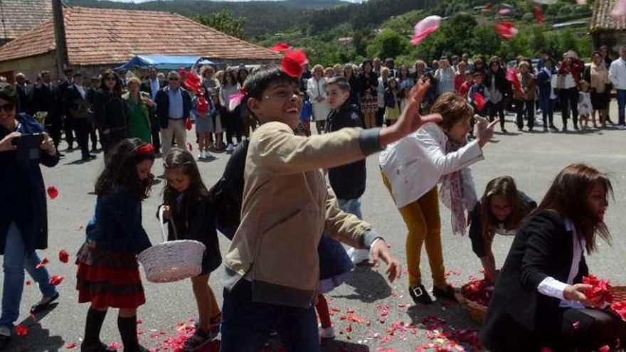 Meis se rinde a los pies de la Virgen de los Desamparados