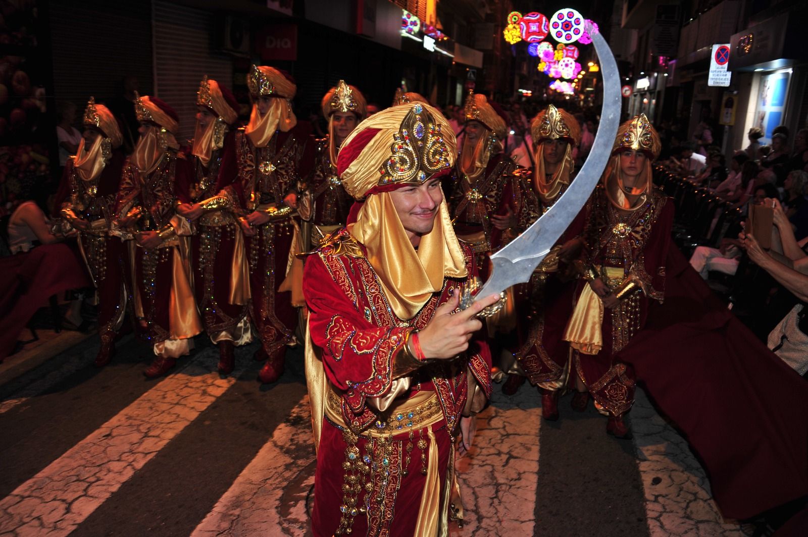 Fiestas de Santa Pola: Una Entrada que pone buena cara al mal tiempo