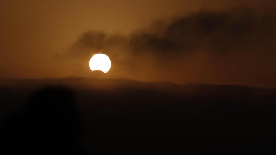 Eclipse de Sol: el ocaso y las nubes frustrarán la visión del ‘mordisco’ solar en Galicia