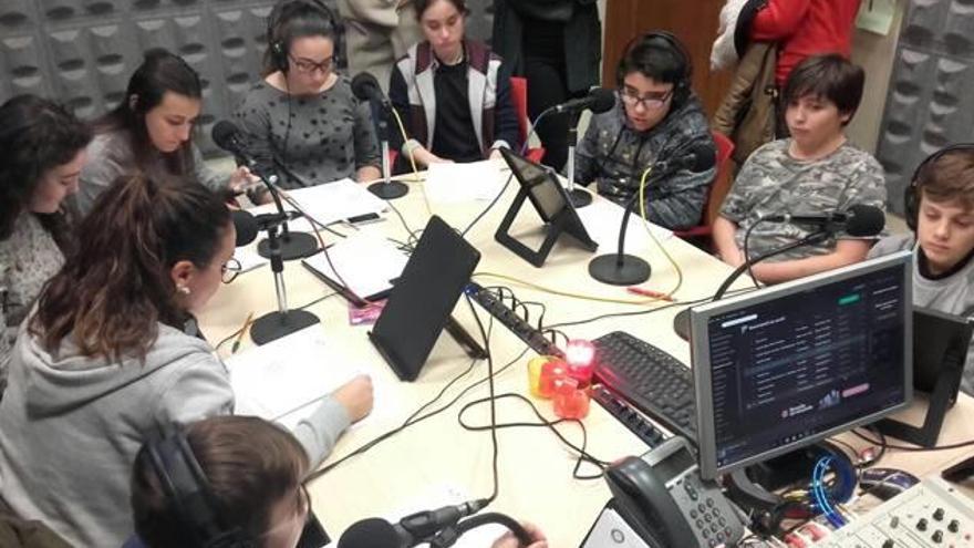 Alumnos del IES La Asunción durante la emisión del programa de radio.