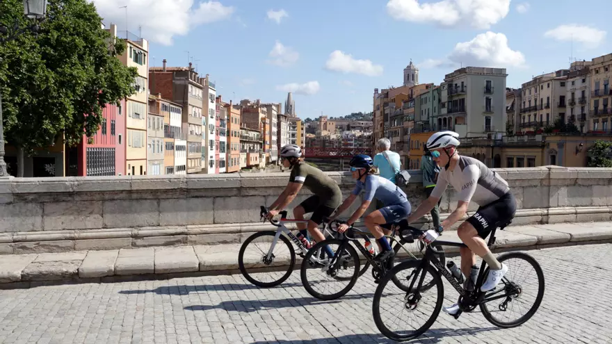 Vídeo: Ajuntaments gironins i transportistes demanen una regulació del turisme ciclista "per seguretat" a les carreteres