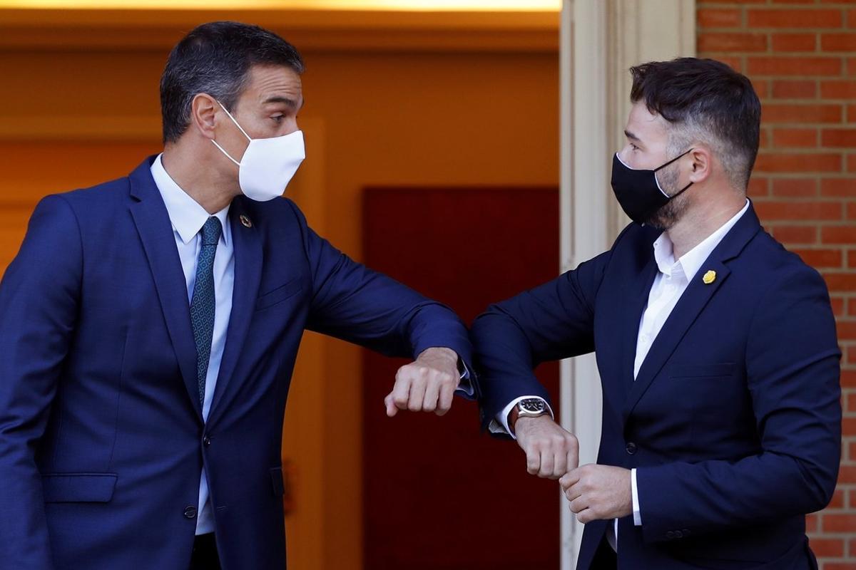 -FOTODELDÍA-MADRID, 03/09/2020.- El presidente del Gobierno, Pedro Sánchez, recibe al portavoz de ERC, Gabriel Rufián (d), este jueves en el Palacio en La Moncloa, en el marco de la ronda de contactos que el jefe del Ejecutivo inició ayer con las diferentes formaciones políticas para medir su posición para pactar los presupuestos y otras cuestiones, como la renovación de los órganos constitucionales. EFE/J.J. Guillén POOL