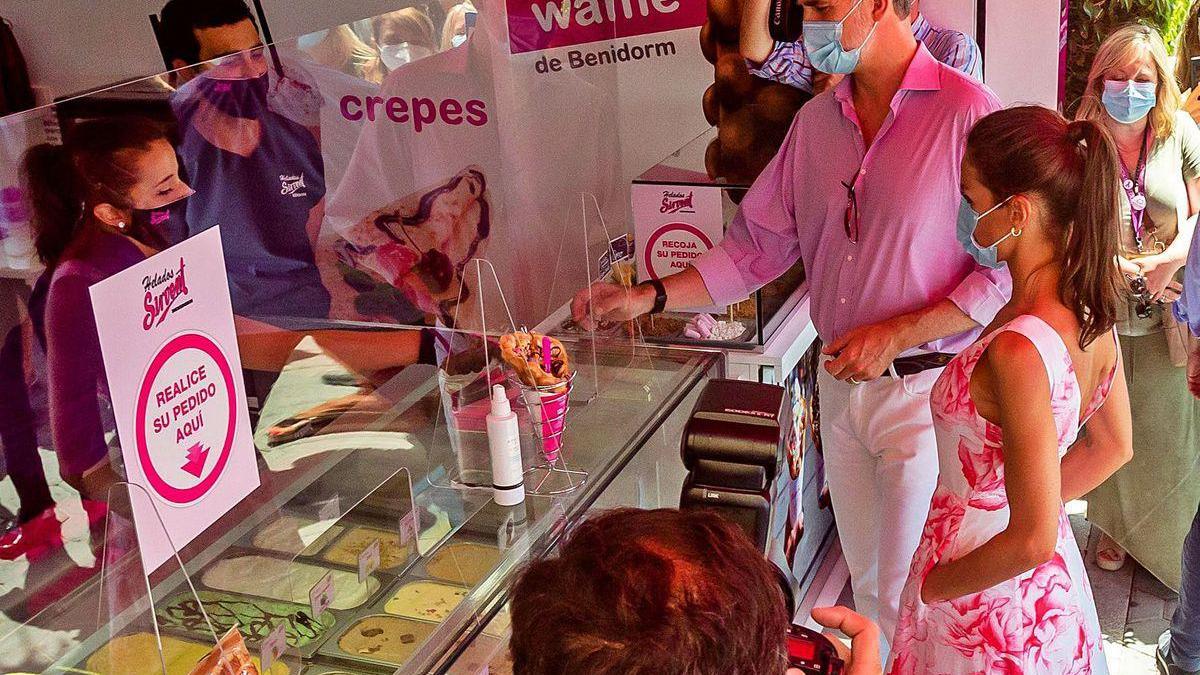 Los Reyes, ayer, en la heladería de Benidorm donde Felipe VI tomó el helado.