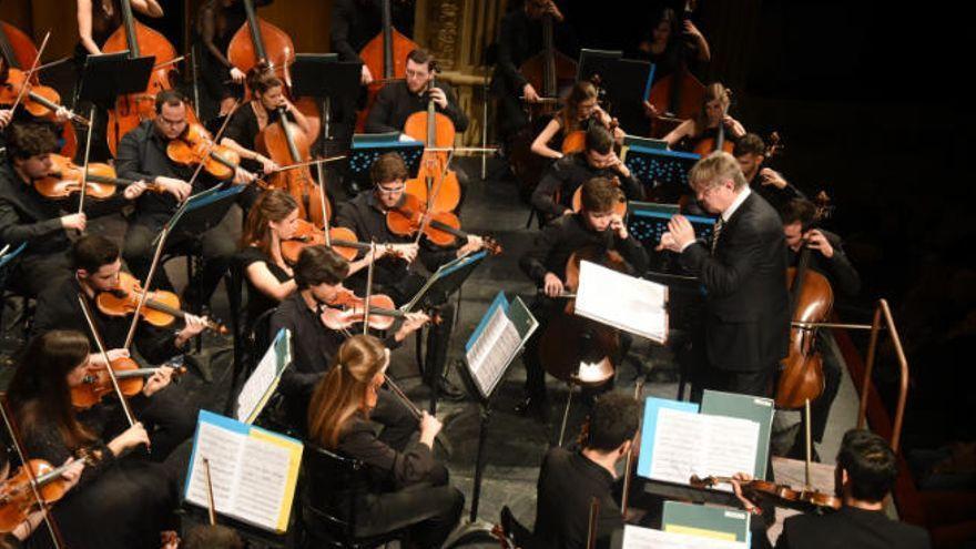 La Joven Orquesta de Canarias (JOCAN) es una de las tantas agrupaciones que se benefician del programa Canarias Crea del Gobierno de Canarias.