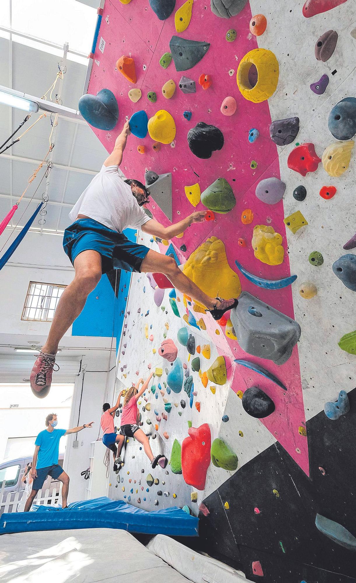 Los instructores,  Janoc Santana y Norbe Cabrera,  dan indicaciones a los jóvenes alumnos mientras estos practican la escalada.