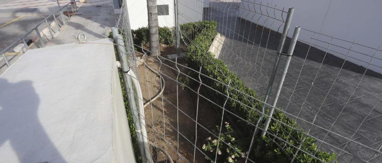 Cableado por la jardinera que conecta con el edificio municipal Balcón al Mar.