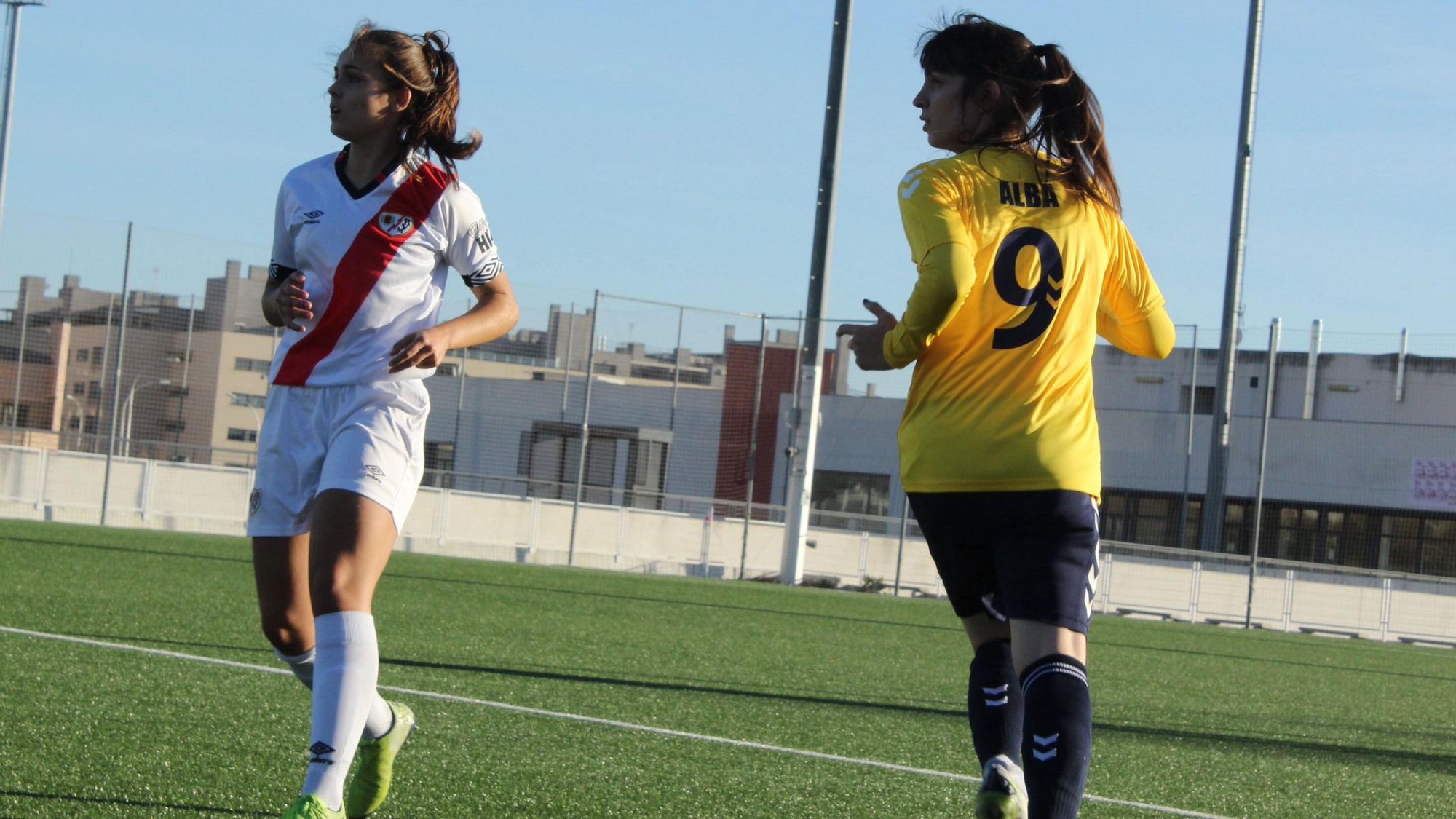 Alba Palacios, jugadora del Torrelodones CF, en una acción de partido