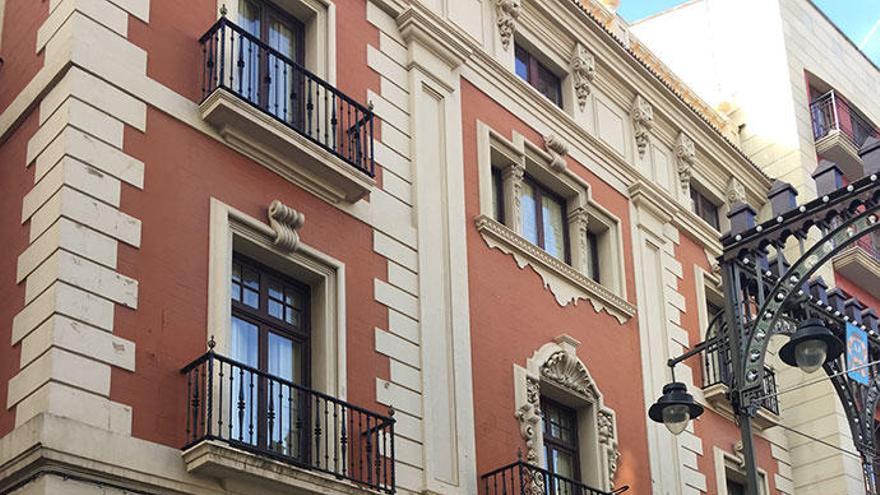 Fachada del edificio histórico Palacete de la Familia Albors, actual oficina de atención al público de la compañía en Alcoy.