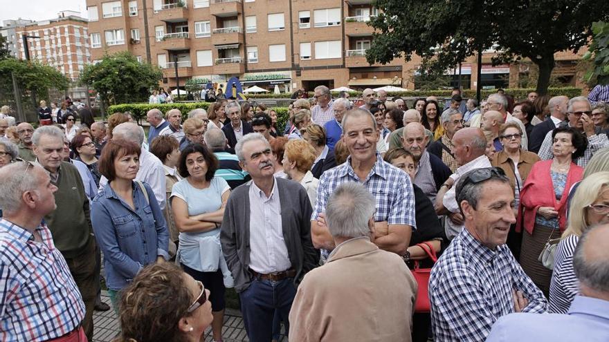 Los residentes de Laviada exigen derribar ya las naves abandonadas