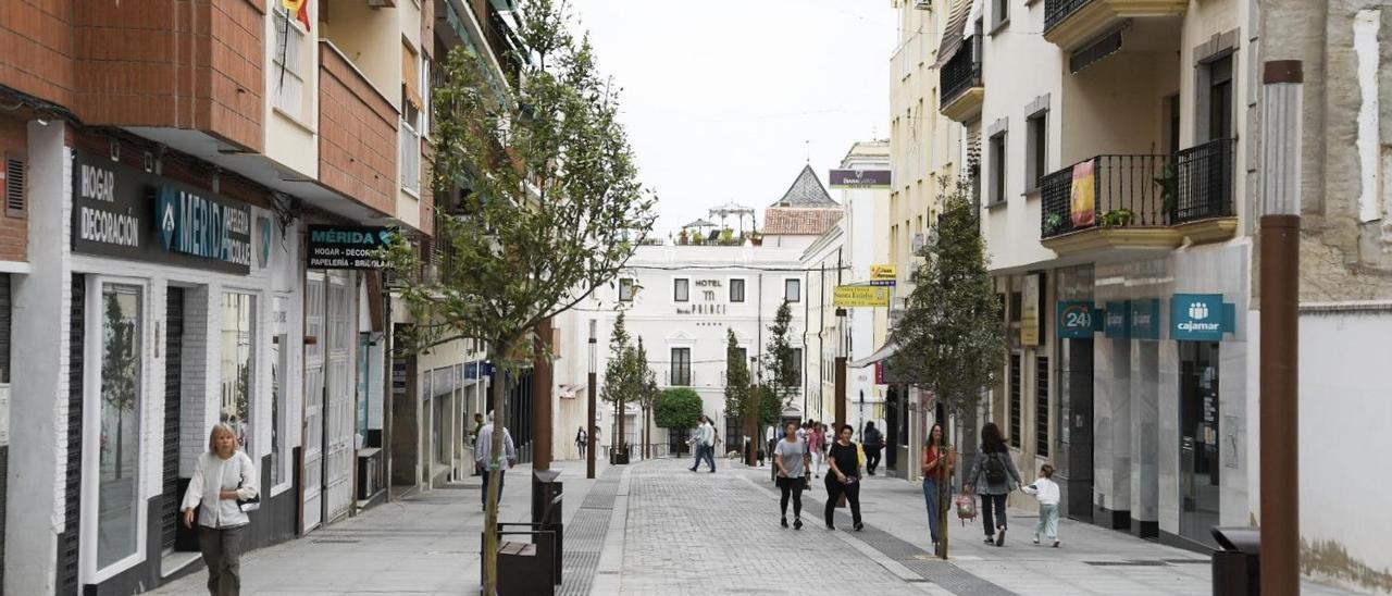 Imagen de la calle Félix Valverde Lillo tras las obras de peatonalización.