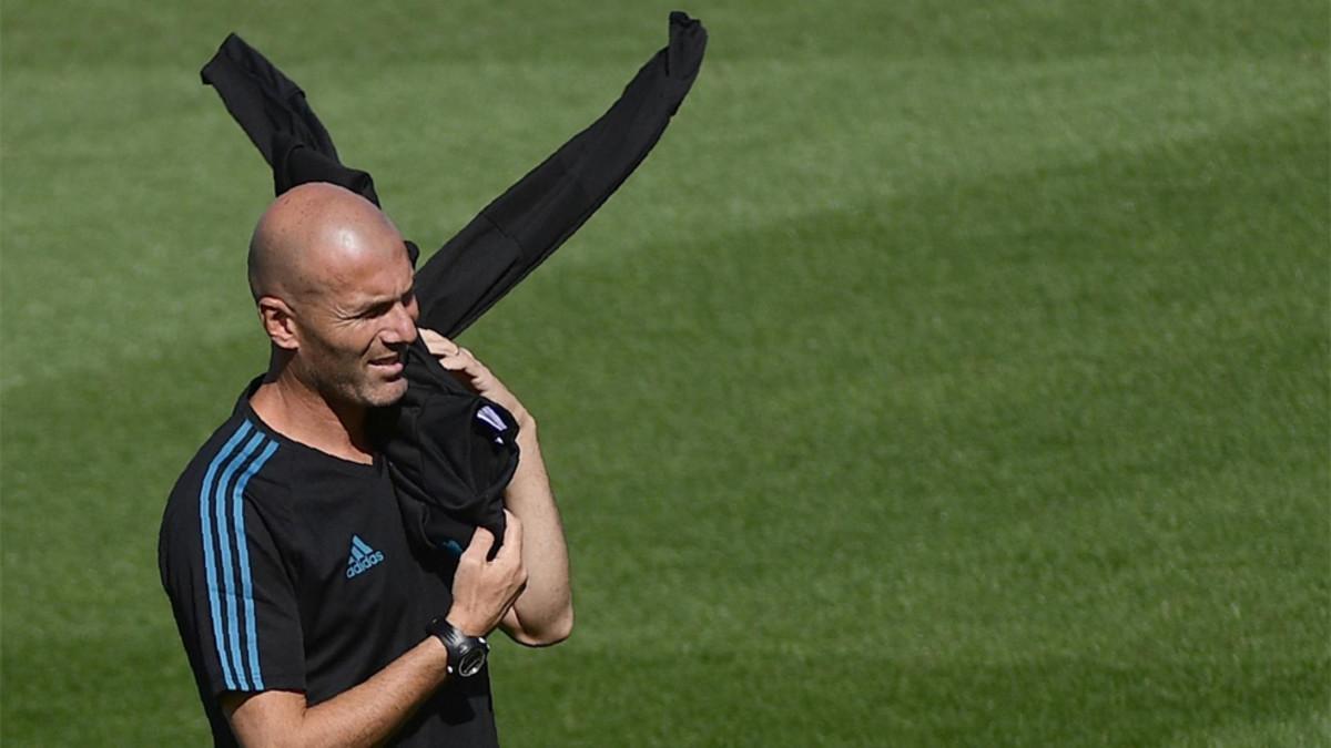 Zinedine Zidane durante el entrenamiento del Real Madrid previo al partido contra el APOEL