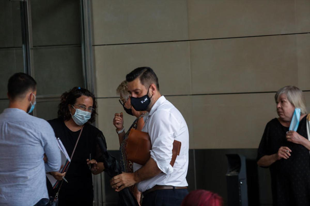 Compañeros y amigos de Ramón Vilar le despiden en el tanatorio de València Compañeros y amigos de Ramón Vilar le despiden en el tanatorio de València